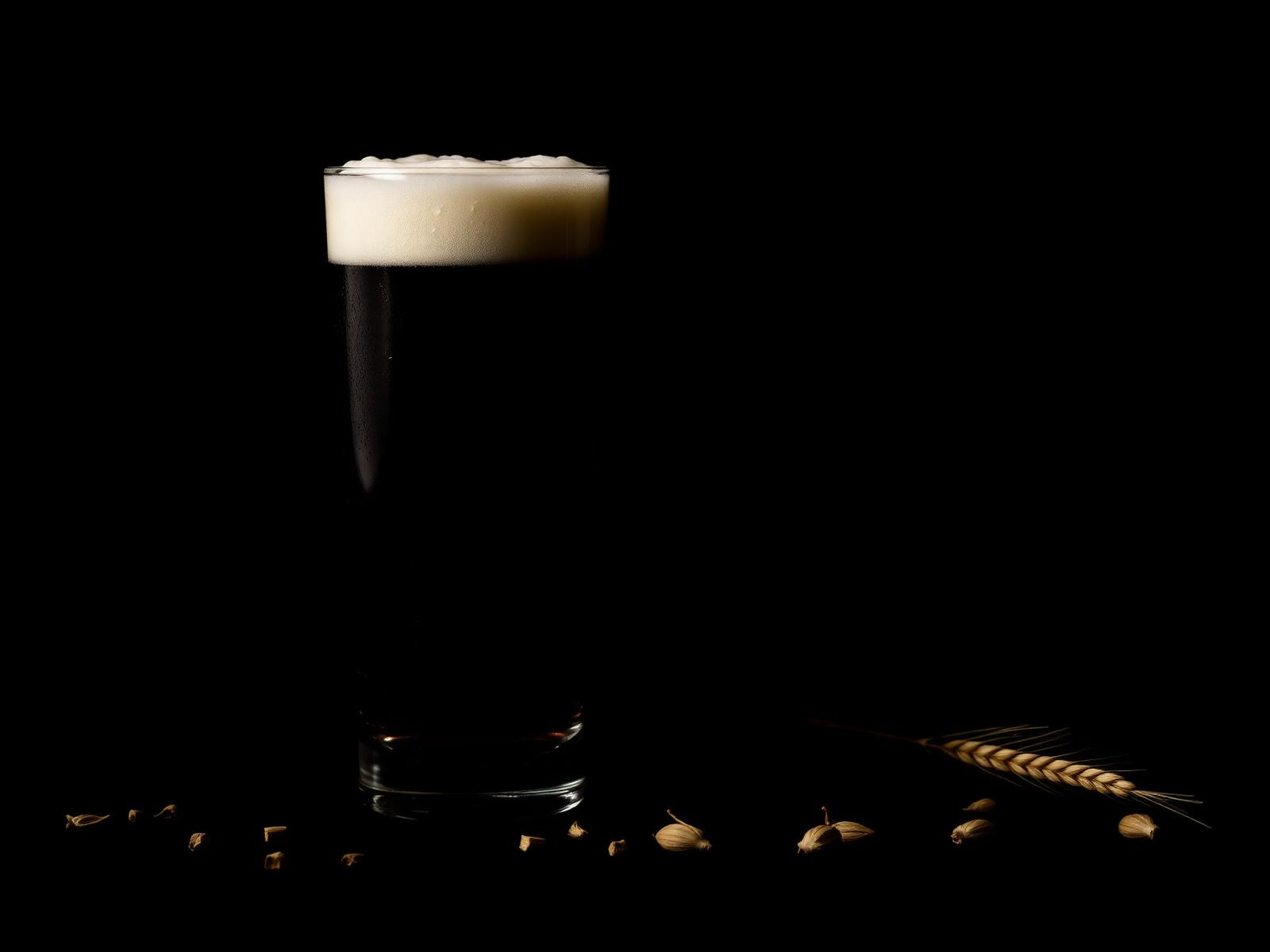 Copo de cerveja artesanal em fundo escuro