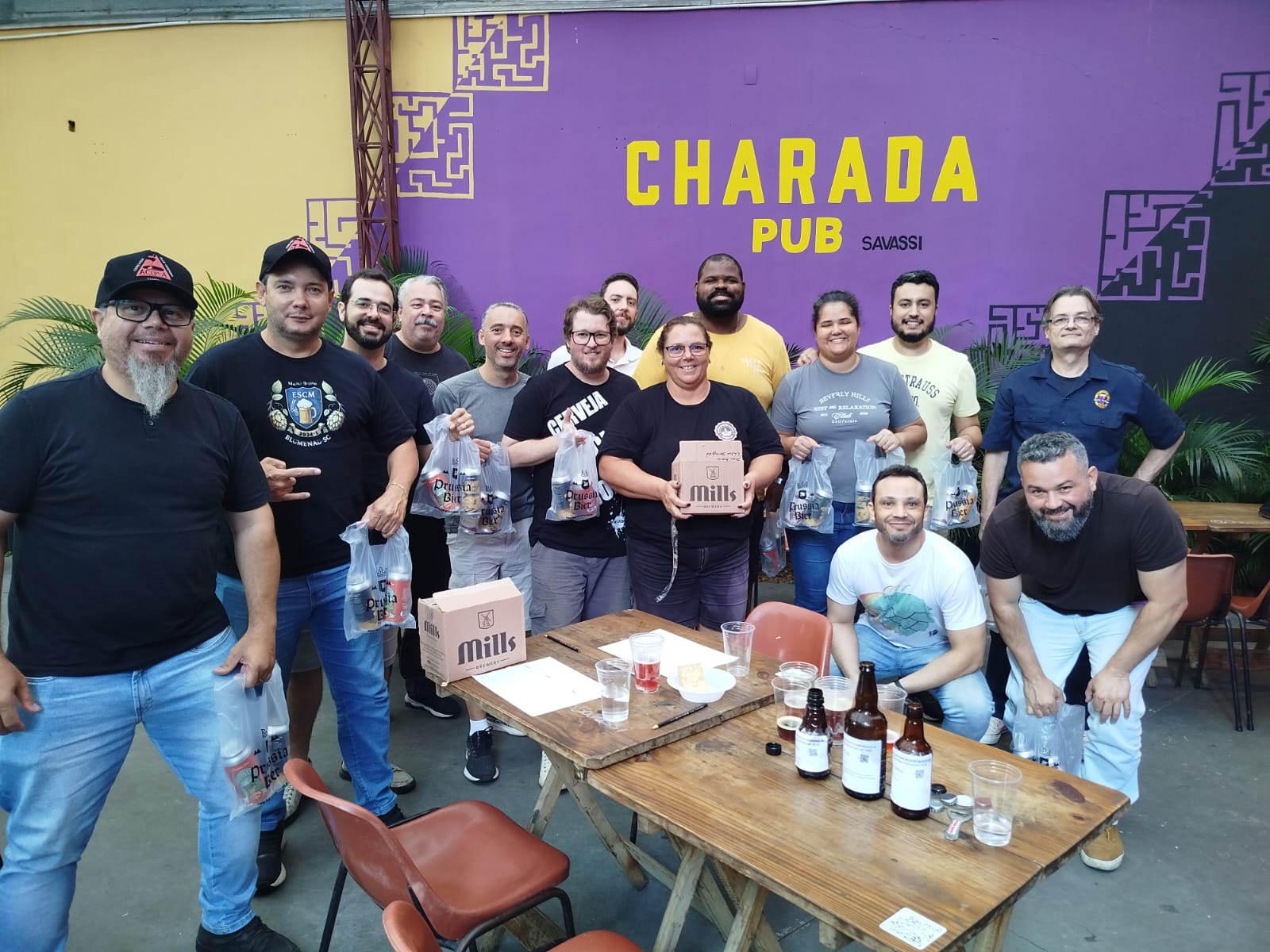 Associados da ACervA Mineira reunidos no Charada Pub
