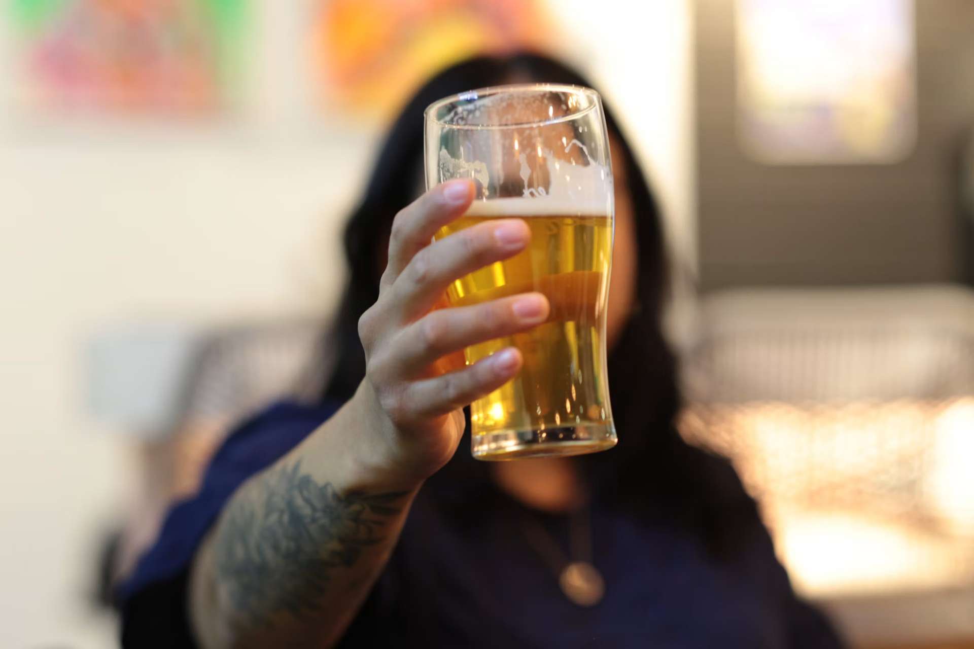 Brinde com copo de cerveja artesanal em evento da ACervA Mineira